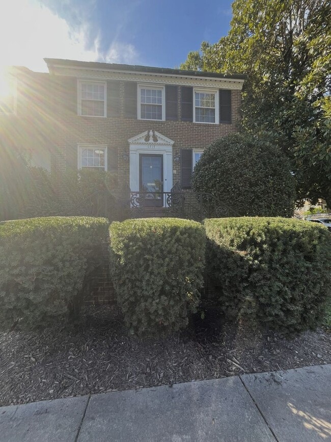 Building Photo - 1717 Belle Haven Rd