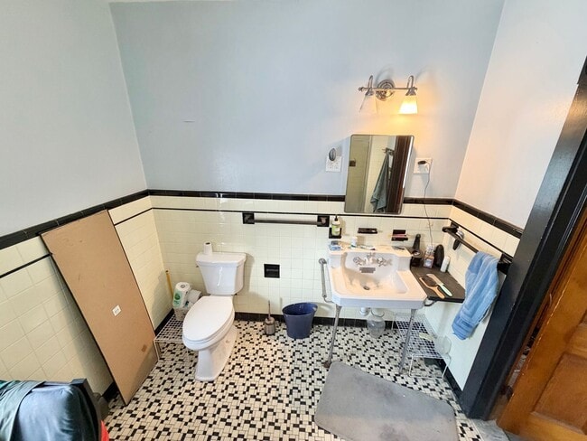 Building Photo - 203 Maple St