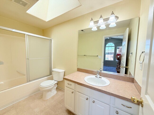 Building Photo - Beautiful 3 Bedroom Beaverton Home with New Carpet and Large Fenced in Backyard!