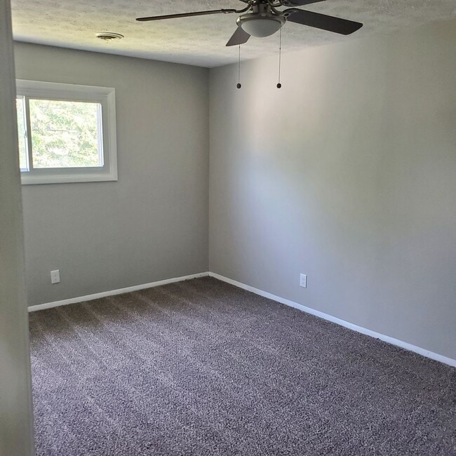 Building Photo - 6 BDRM HOUSE FOR RENT