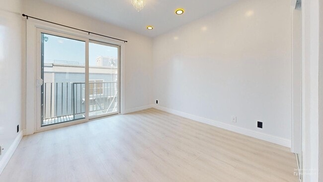 Building Photo - 711 La Playa St