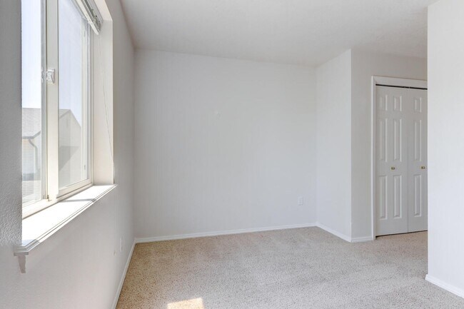 Building Photo - Spacious 3 Bed, 2.5 Bath Home with Garage ...
