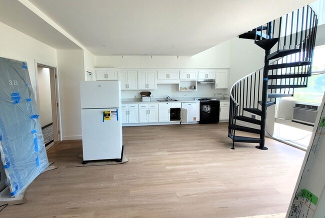 Building Photo - Updated Two Bedroom, Walk to Waterfront