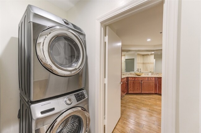 Building Photo - 917 Main St