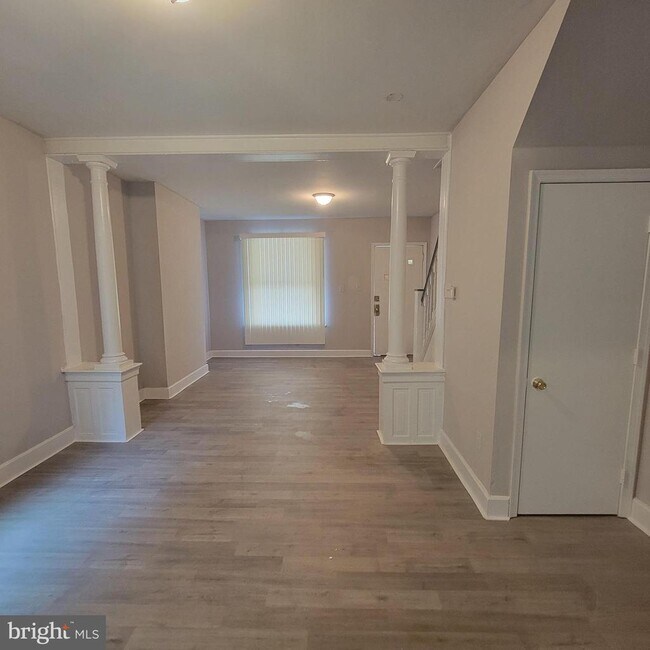 Building Photo - 5426 Regent St