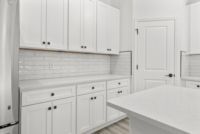 Building Photo - 548 Knapp St