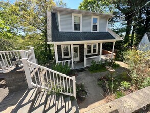Building Photo - Terrific 3 Bed/1 Bath Colonial in Glen Cove!