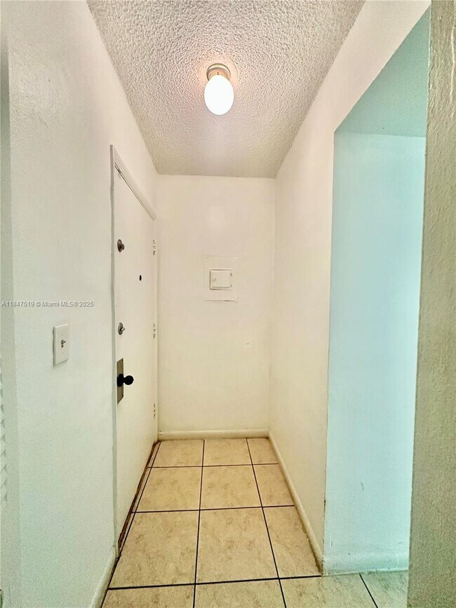 Building Photo - 6530 Lake Patricia Dr