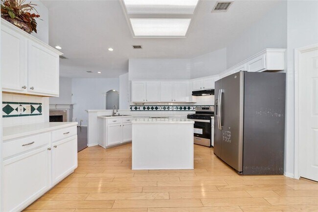 Building Photo - 15010 Leila Oaks Ln