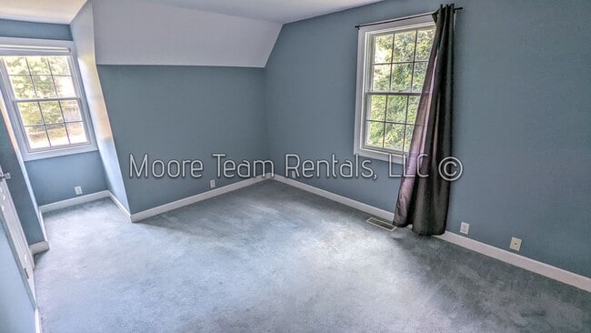Building Photo - 2 Bed Cape Cod + Large Hobby Room