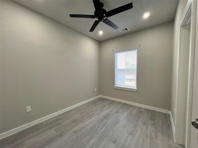 Building Photo - 8157 Tate St