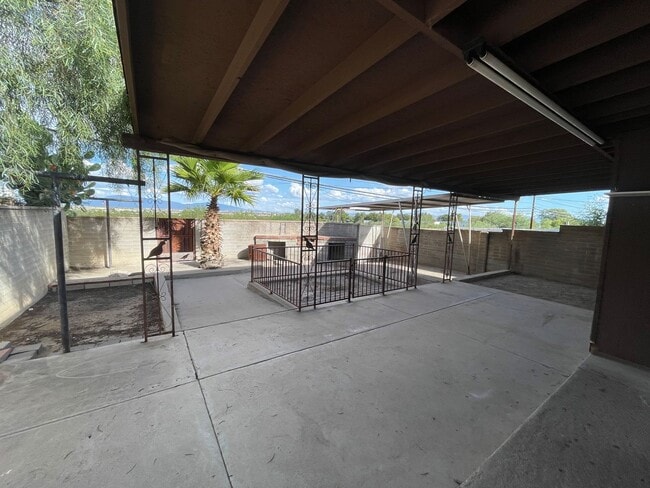 Building Photo - 2621 S Lands End Rd
