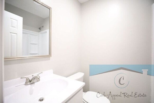 Building Photo - Fully renovated 2 bed 2 bath townhouse