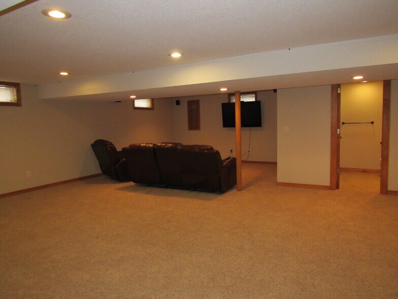 Building Photo - 233 Manor Dr