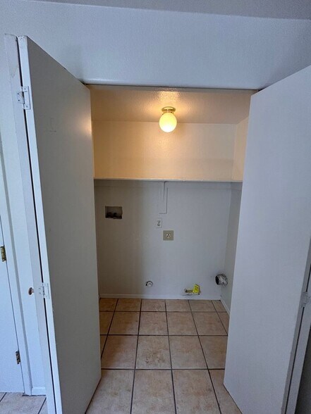 Building Photo - 1150 N Catalina Ave