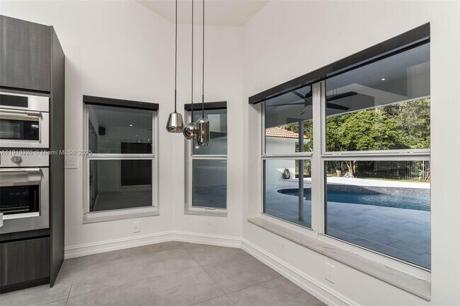 Building Photo - 1222 Manor Ct