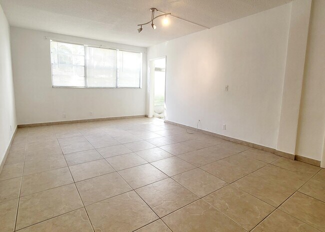Building Photo - 1333 E Hallandale Beach Blvd