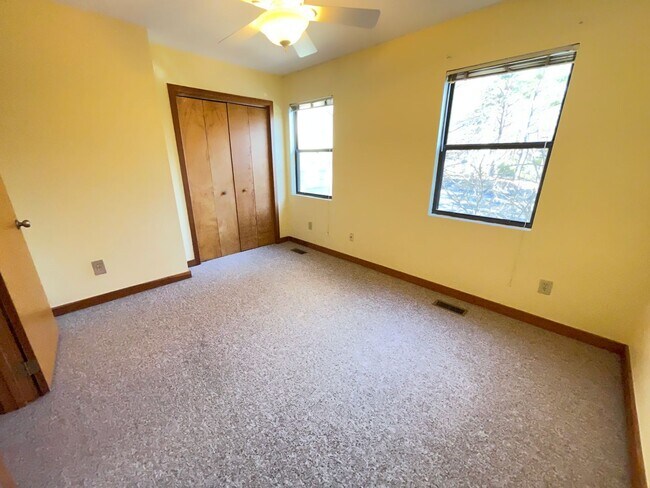 Building Photo - Lovely, updated 2br in Weatherhill. Great location & Carrboro charm!