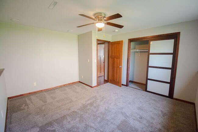 Building Photo - Beautiful NW Rochester home w/upgraded finishes!