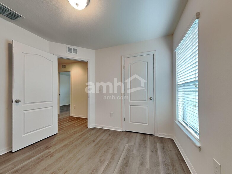 Building Photo - 919 Wynnmere Walk Ave