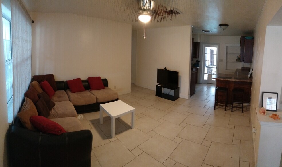 Living Room - 709 Wisteria Ave