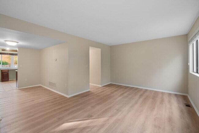 Building Photo - Broadneck Schools! Updated 3 Bedroom 3 Lev...