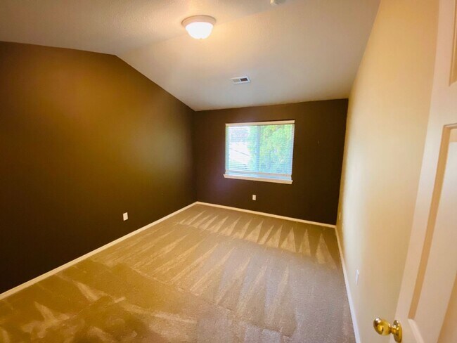 Building Photo - Charming Van Mall Condo