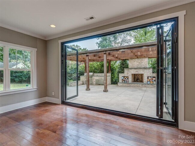 Building Photo - Amazing, Sprawling Ranch in Cotswold!