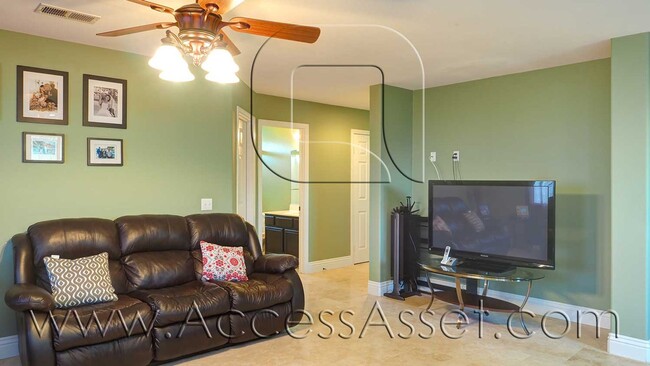 Building Photo - Large 4 Bed/3 Bath Home with an Incredible...