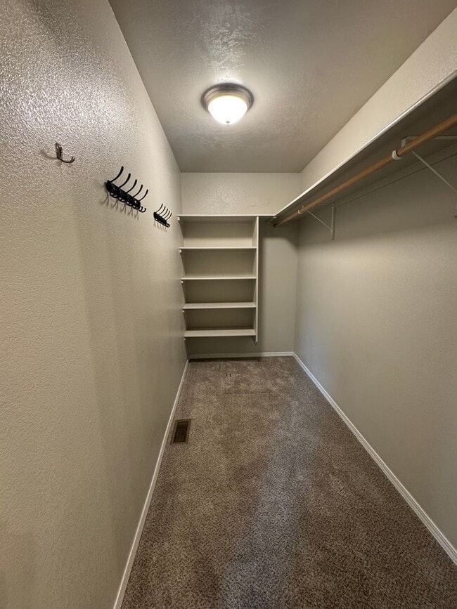Building Photo - MOVE IN TODAY! Single level floorplan in d...
