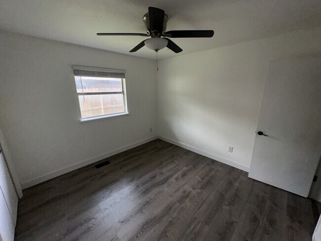 Building Photo - 5208 Mackleman Dr