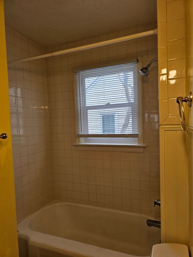 Building Photo - 915 W 28th St