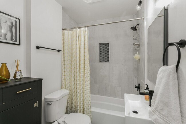Building Photo - 3 bedroom, 2 bath gorgeous home now available by Mt. Tabor Park in SE Portland!