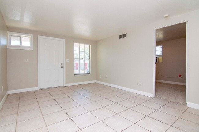 Building Photo - Great Location - 1 Bedroom 1 Bath Duplex w/ Backyard