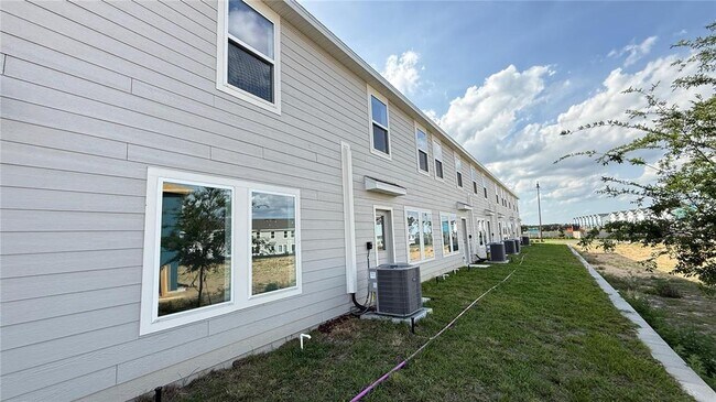 Building Photo - 837 Lynx St