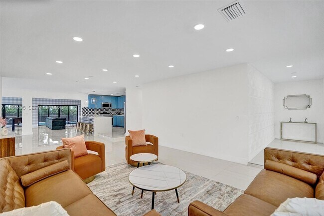 Building Photo - 1141 N North Lake Dr