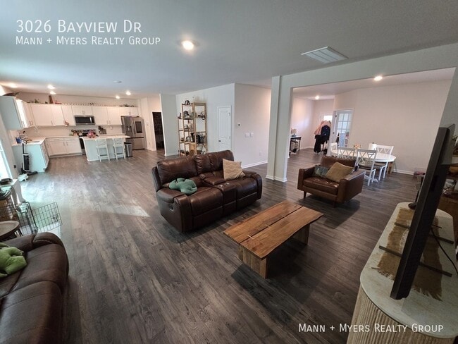 Building Photo - 3026 Bayview Dr