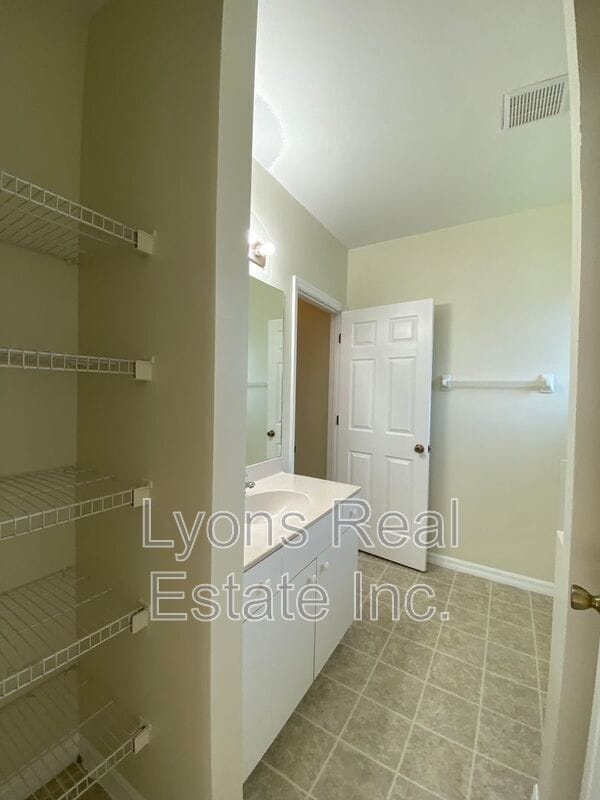 Building Photo - 539 Alexia Ave S
