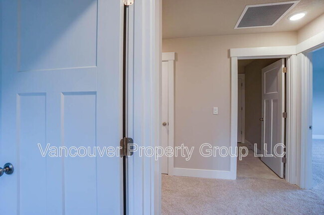 Building Photo - 313 E Caribou Ct