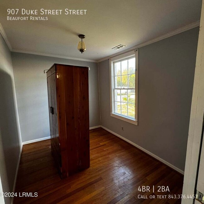 Building Photo - 907 Duke St