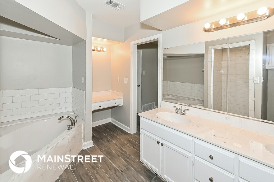 Building Photo - 2895 Devon Cir