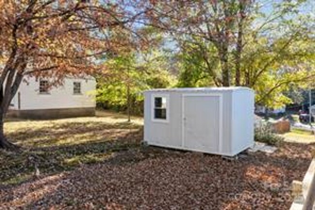 Building Photo - Remodeled Bungalow 3b,2ba, fenced yard - C...