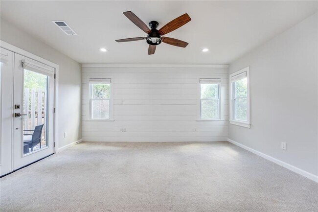 Building Photo - 35 Ashleigh Terrace NE