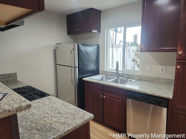 Building Photo - Large Condo in Claremont