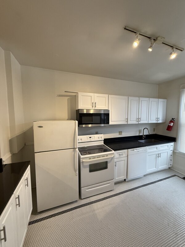 Building Photo - 458 E Sycamore St