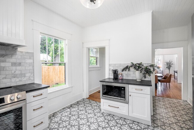 Building Photo - 227 Kershaw St NE