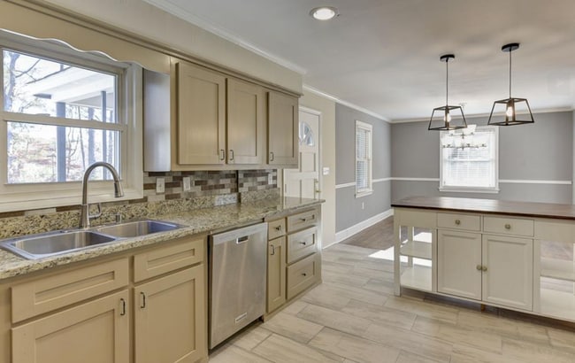 Building Photo - Newly Renovated 3 Bed 3 Bath in Desirable ...