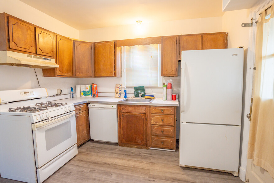 Kitchen - 1810 N Underwood St