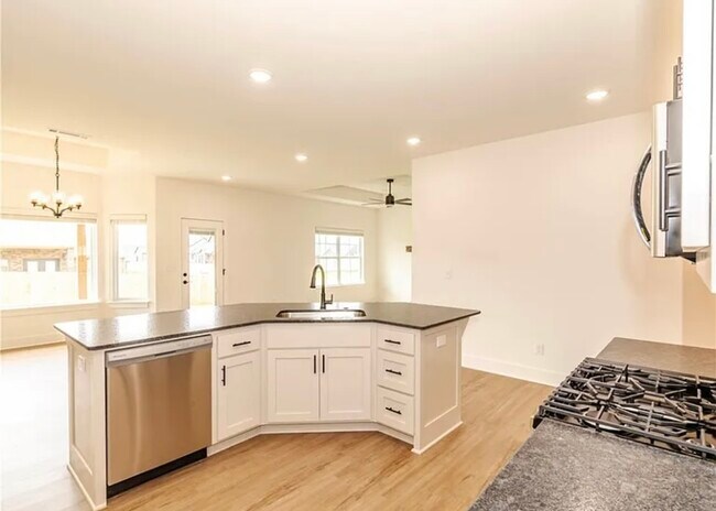 Building Photo - 841 Round Top St