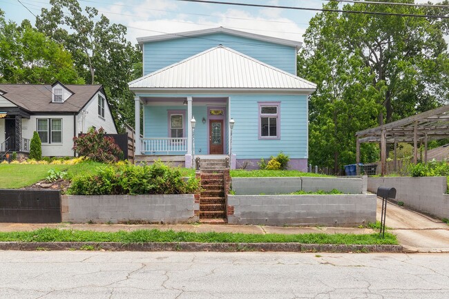 Primary Photo - Spacious 6bd/3ba in Grant Park w/ Large Fe...